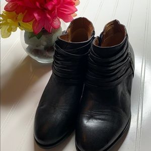 Comfortiva Black Leather Ankle Boot - Sz 7.5W